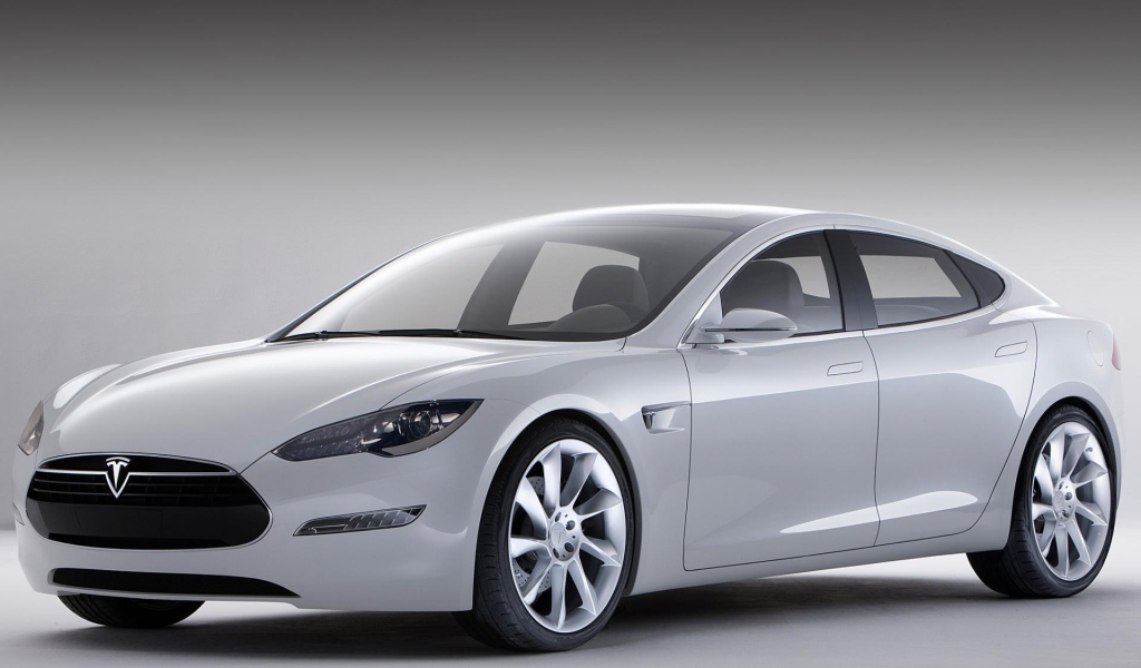 Серебристый электромобиль Tesla Model S