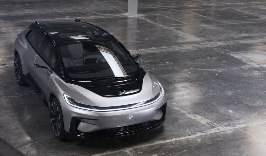Серебристый электрический автомобиль Faraday Future FF 91, 2017 года 