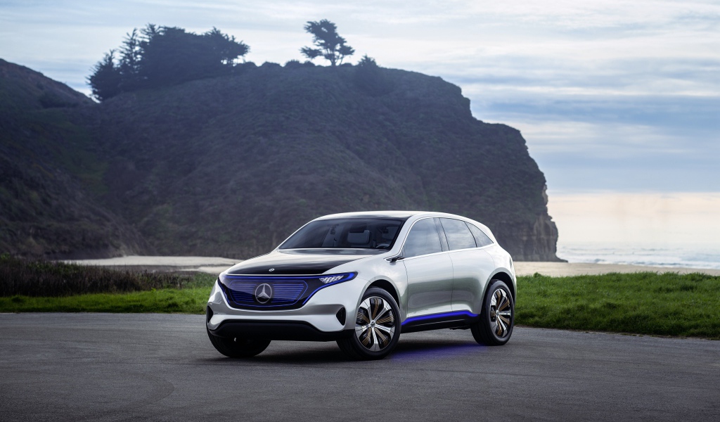 Серебристый электромобиль Mercedes Generation EQ у океана