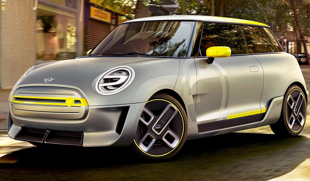 Серебристый электрический автомобиль Mini Electric