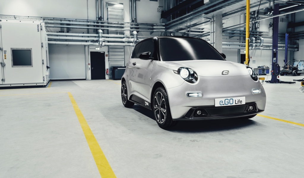 Серебристый маленький электромобиль e.GO Life