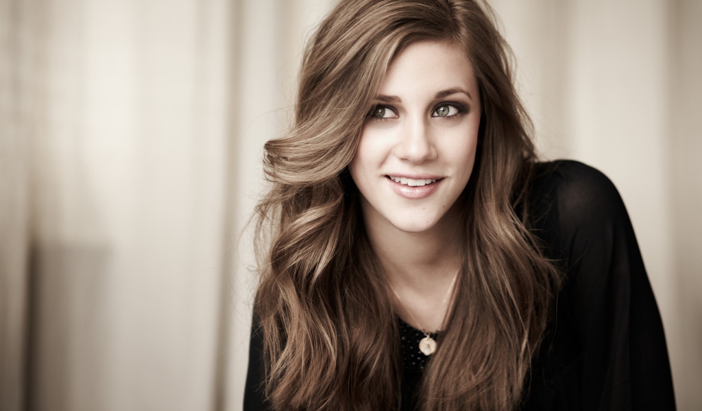 Улыбающаяся американская актриса Лили Рейнхарт