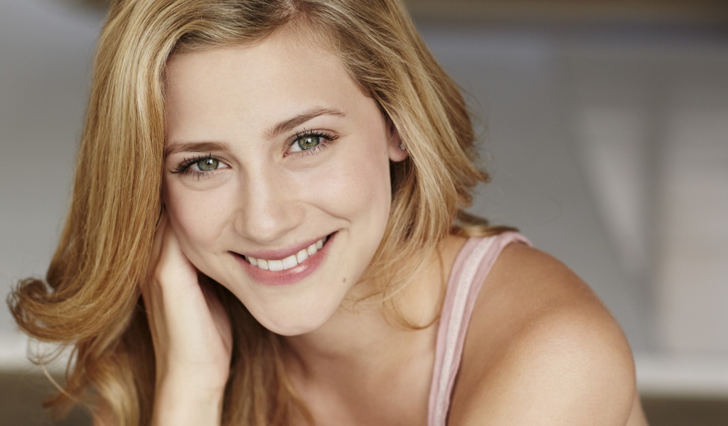 Улыбающаяся зеленоглазая актриса Лили Рейнхарт