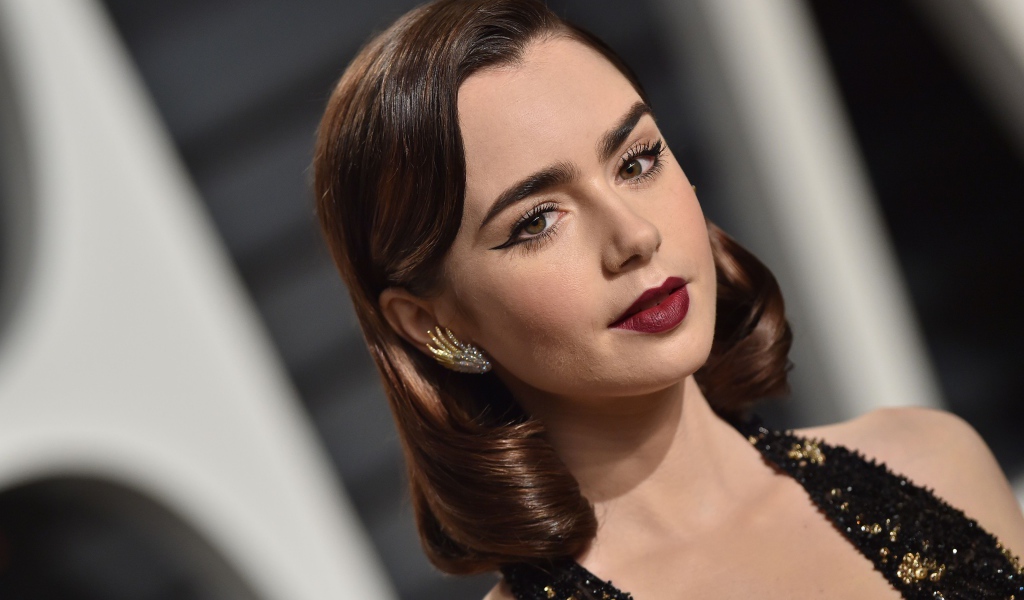 Эффектная брюнетка Лили Коллинз с красивым макияжем