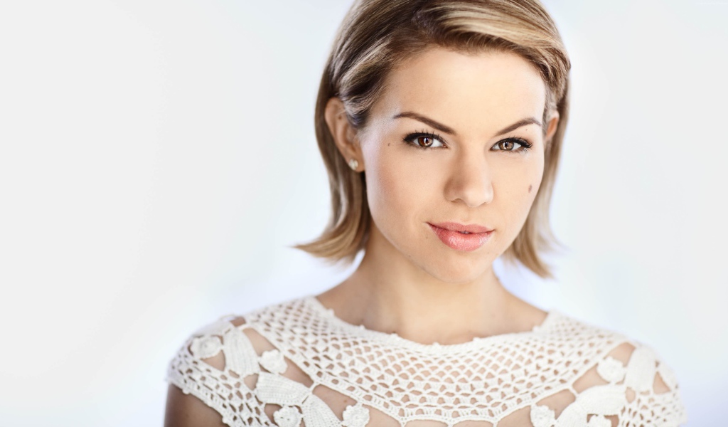 Стильная канадская актриса  Эли Либерт фото на белом фоне