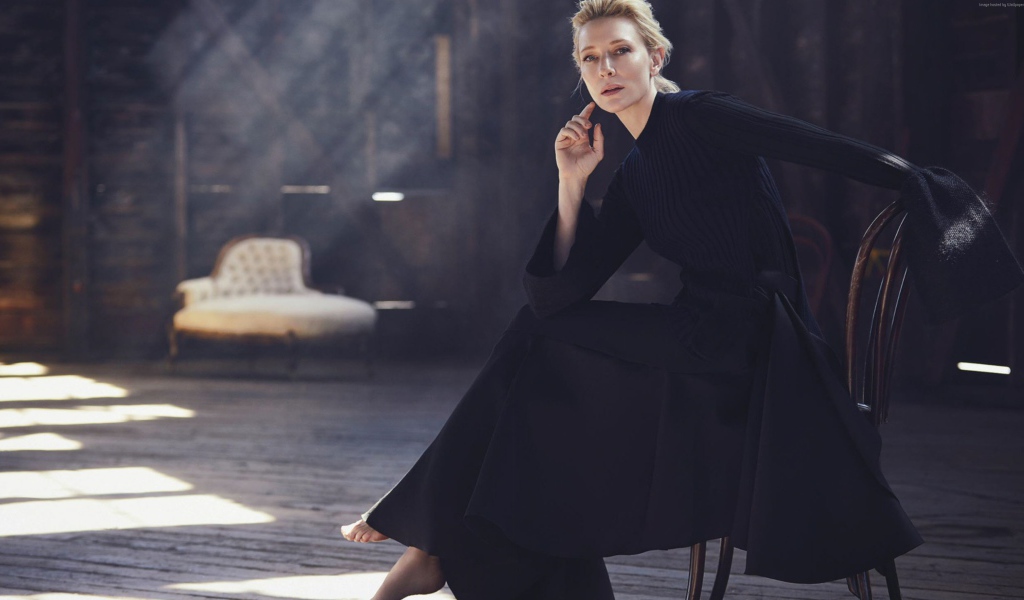 Стильная актриса  Кейт Бланшетт в красивом черном платье