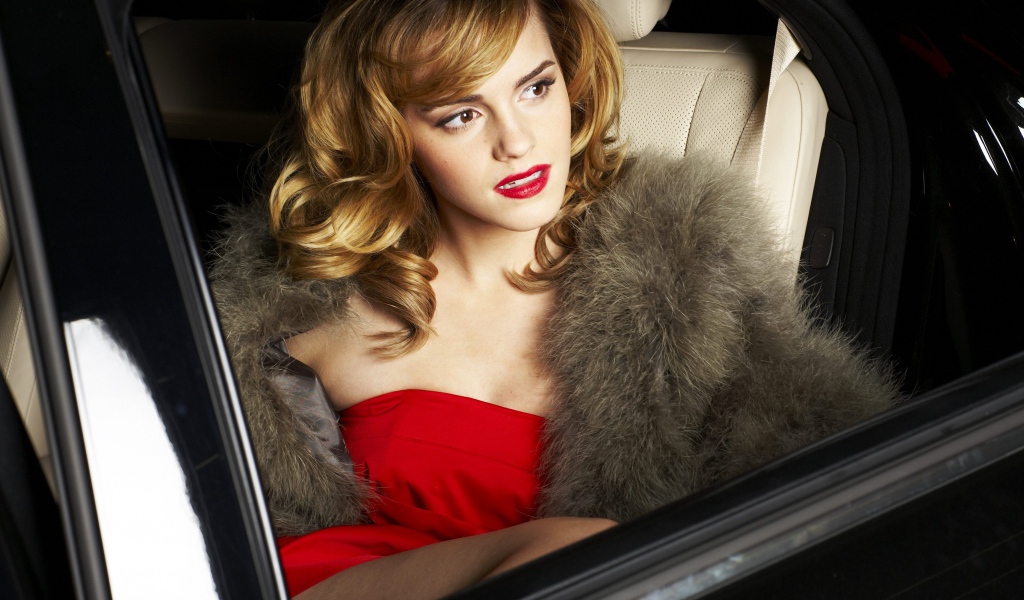 Стильная актриса Эмма Уотсон в красном платье 