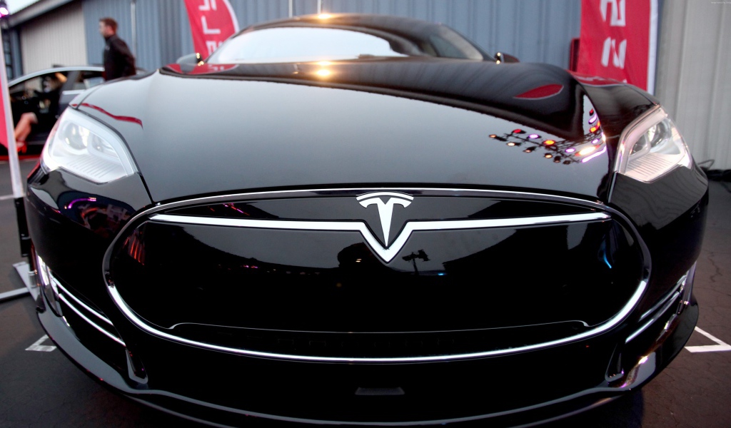 Стильный черный автомобиль Tesla Model 3 вид спереди