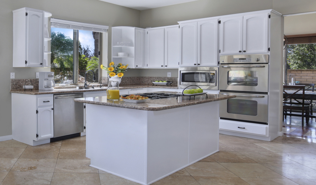 Стильный интерьер кухни в светлых тонах