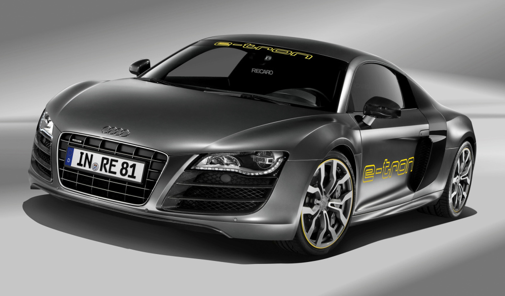 Стильный серебристый электромобиль Audi R8 e-tron 