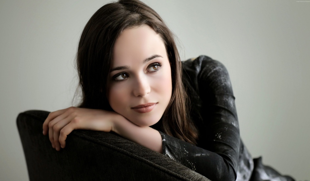 Нежна девушка брюнетка актриса Эллен Пейдж