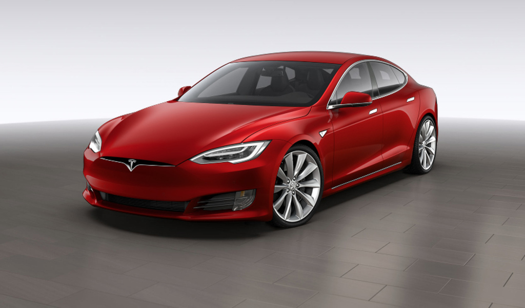 Электрокар Tesla Model S 2016 года