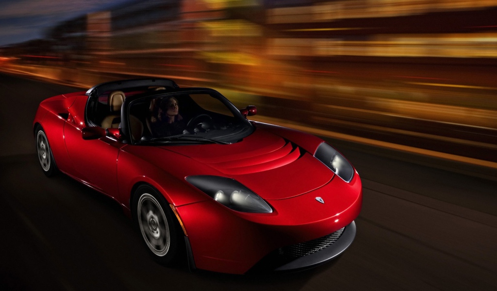 Спортивный электромобиль Tesla Roadster на трассе 