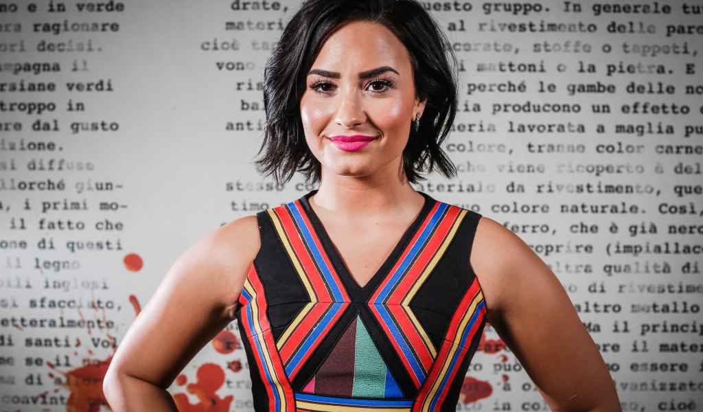 Девушка брюнетка Деми Ловато в ярком платье 