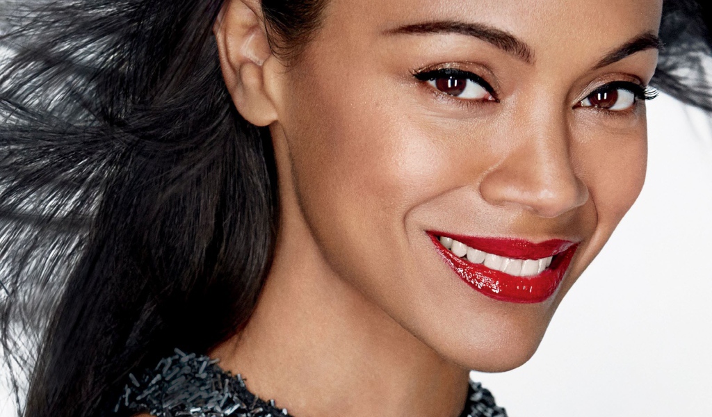 Обворожительная улыбка актрисы Зои Салдана 