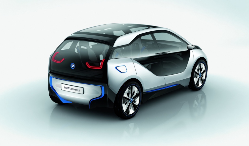 Новый электромобиль БМВ на белом фоне