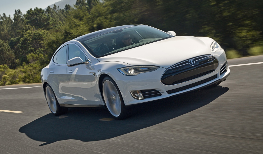 Белоснежный электромобиль Тесла на трассе 
