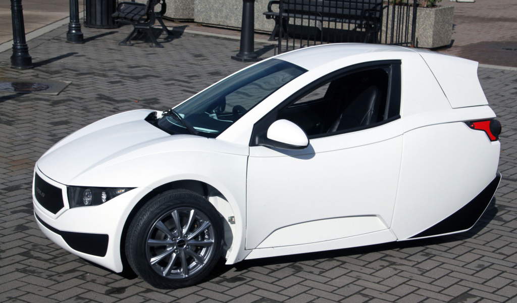 Белый электромобиль Solo модель 2017 года 