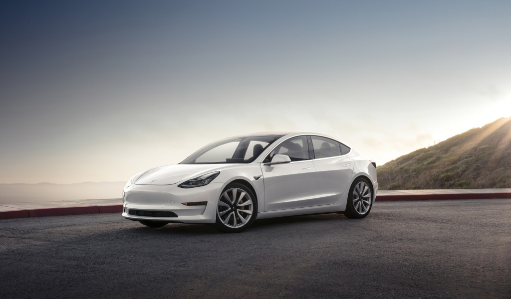 Белый электромобиль Tesla Model 3, 2018 на фоне горизонта