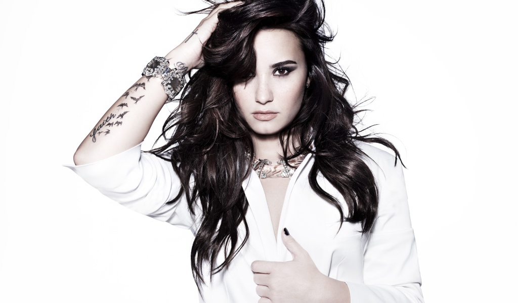 Молодая американская актриса Деми Ловато с татуировкой на руке