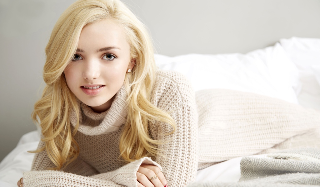 Молодая американская актриса Пейтон Рой Лист в свитере