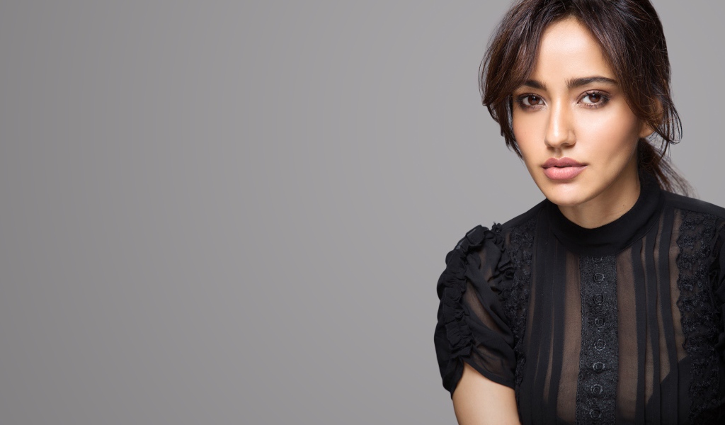 Молодая индийская актриса Неха Шарма в черном платье