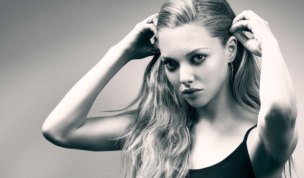 Молодая актриса Аманда Сейфрид,  черно белое фото 