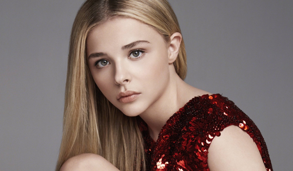 Молодая актриса Хлоя Грейс Морец в красном платье 