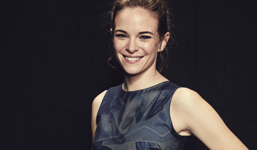 Молодая актриса Даниэль Панабэйкер с очаровательной улыбкой