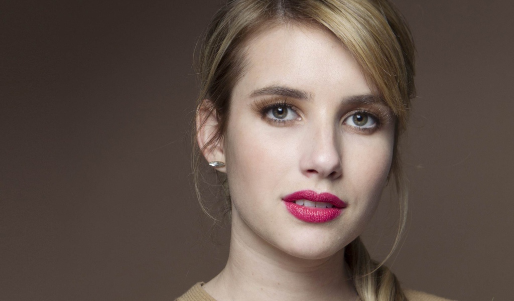 Молодая актриса Эмма Робертс с розовыми губами 