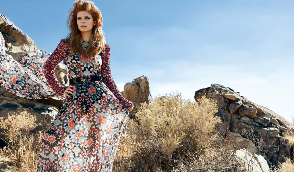 Молодая актриса Кейт Мара в красивом платье 