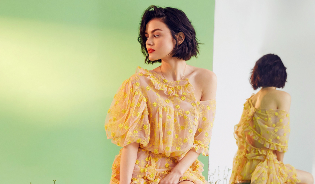 Молодая актриса Люси Хейл в красивом платье отражается в зеркале