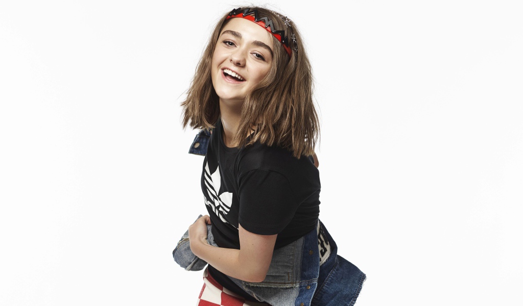 Молодая актриса  Maisie Williams,  фото на белом фоне 