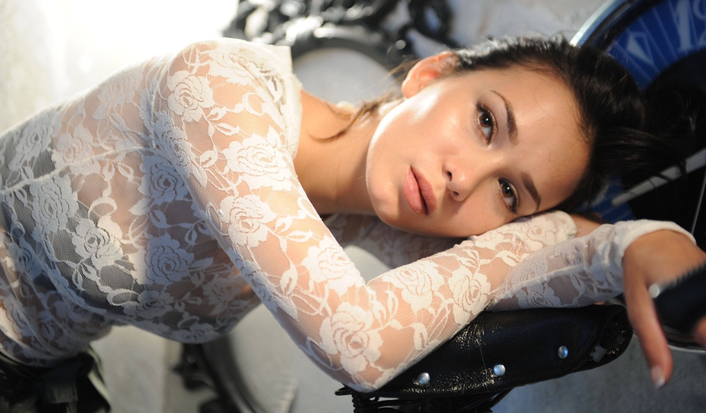 Молодая актриса Селина Жаде в белой кофте