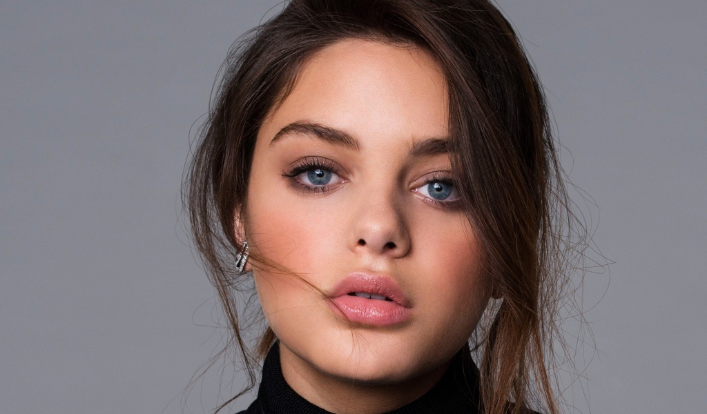 Молодая актриса с красивыми глазами Одейя Раш фото на сером фоне