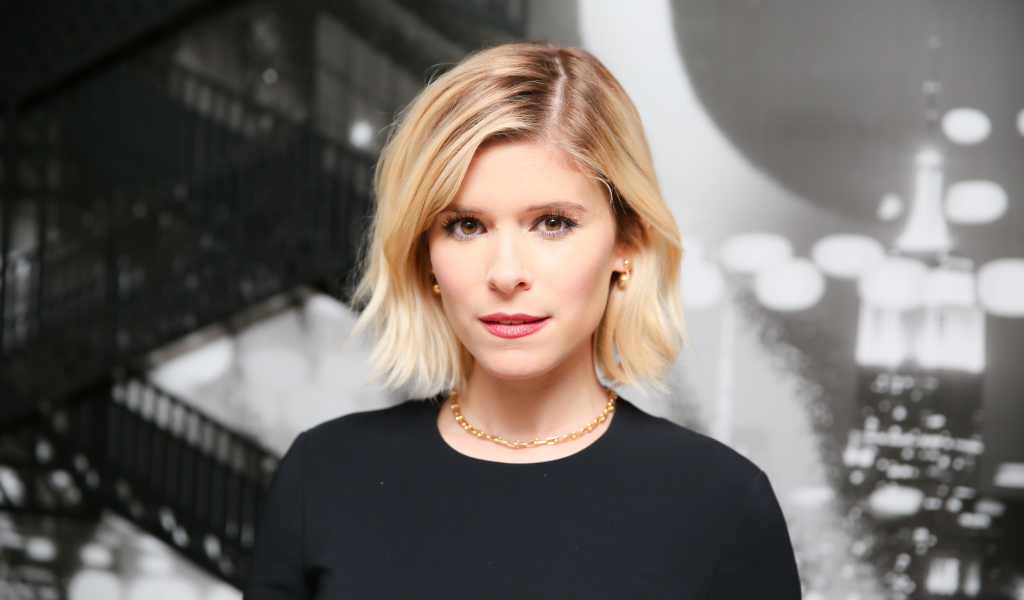 Молодая красивая актриса Кейт Мара в черном платье 