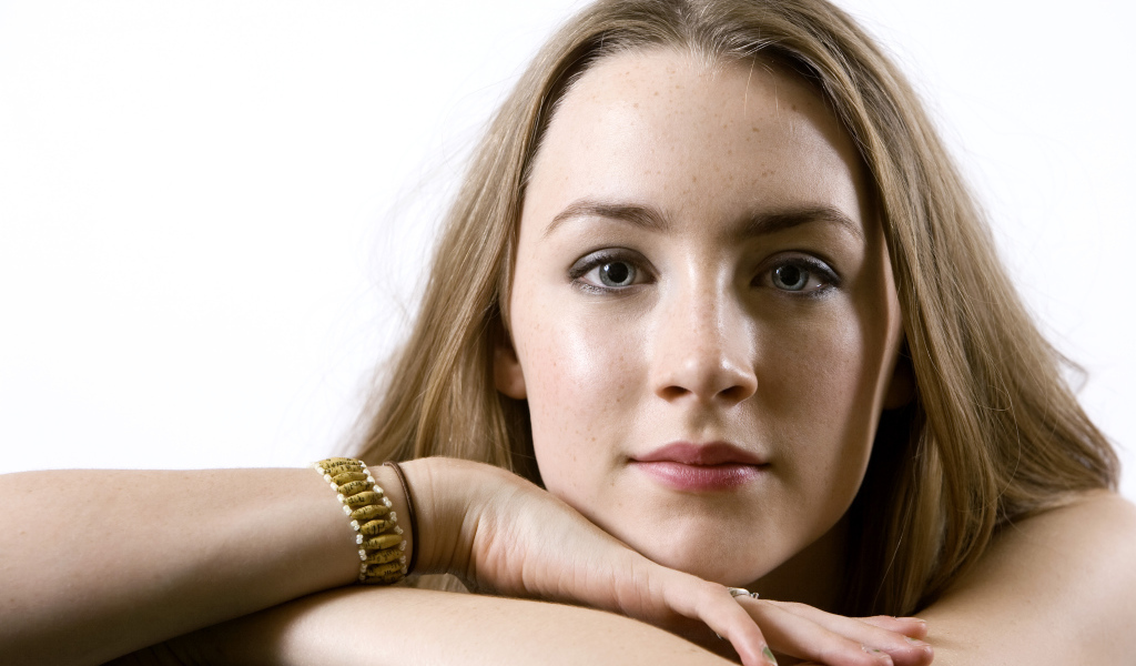 Молодая красивая актриса Сирша Ронан фото на белом фоне