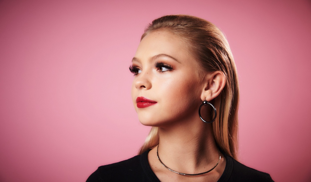 Молодая блондинка актриса Джордин Джонс