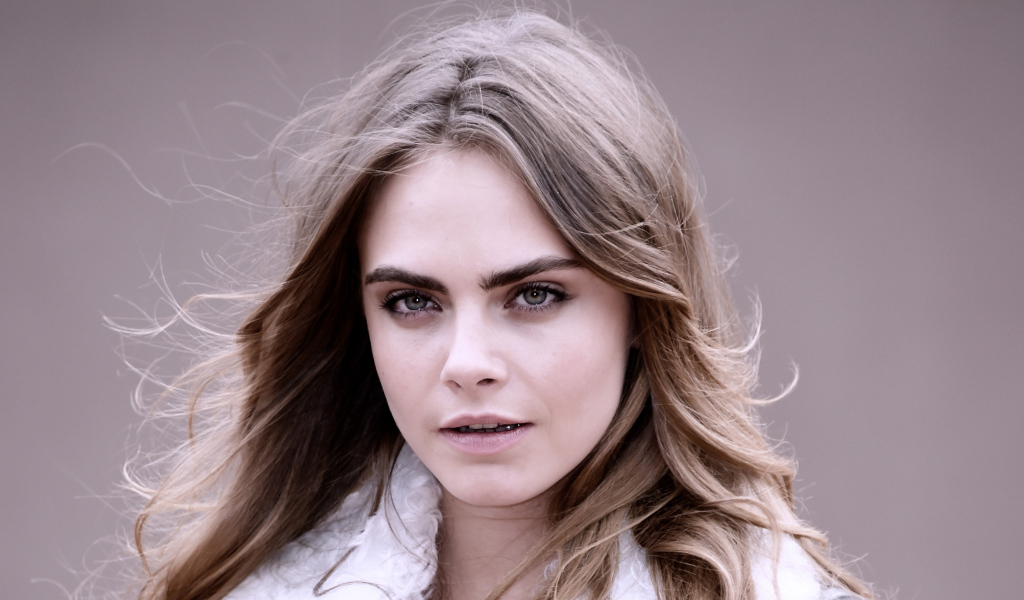 Молодая блондинка актриса Кара Делевинь