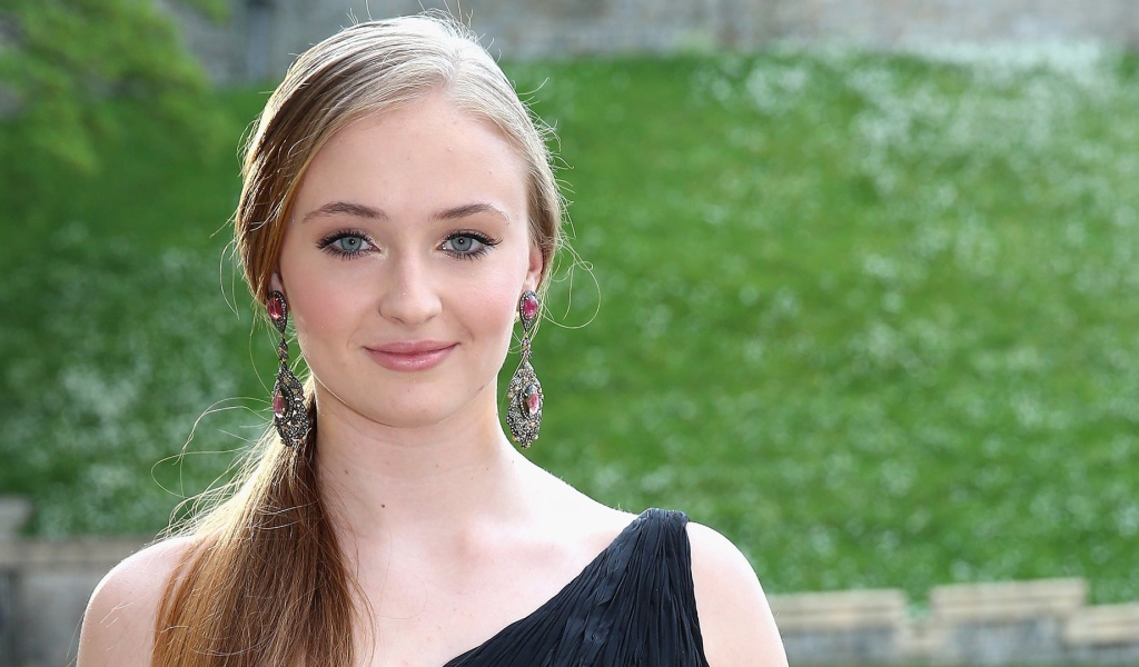 Молодая голубоглазая актриса Софи Тёрнер 