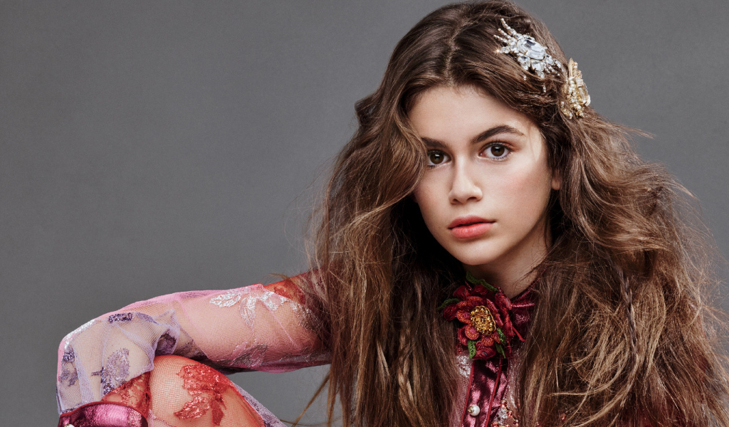 Молодая кареглазая актриса Кайя Гербер 