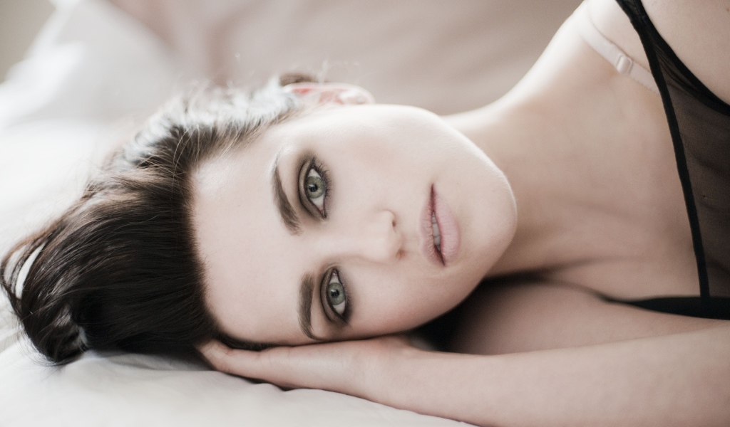 Молодая нежная актриса Кэти Макграт