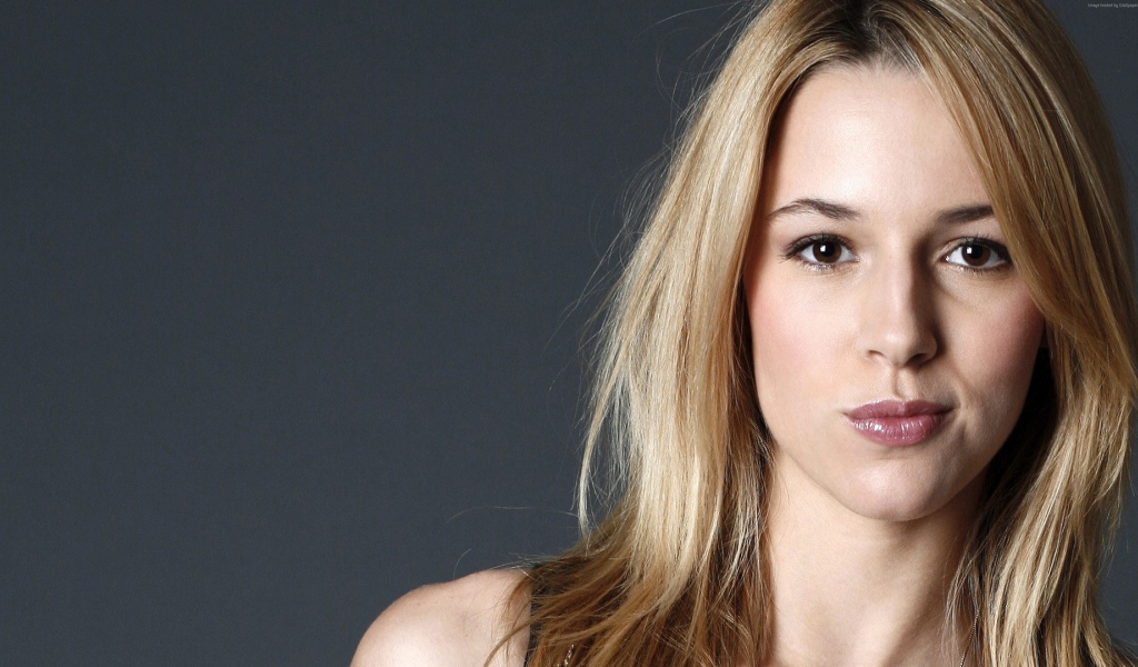 Молодая девушка израильская актриса Алона Тал