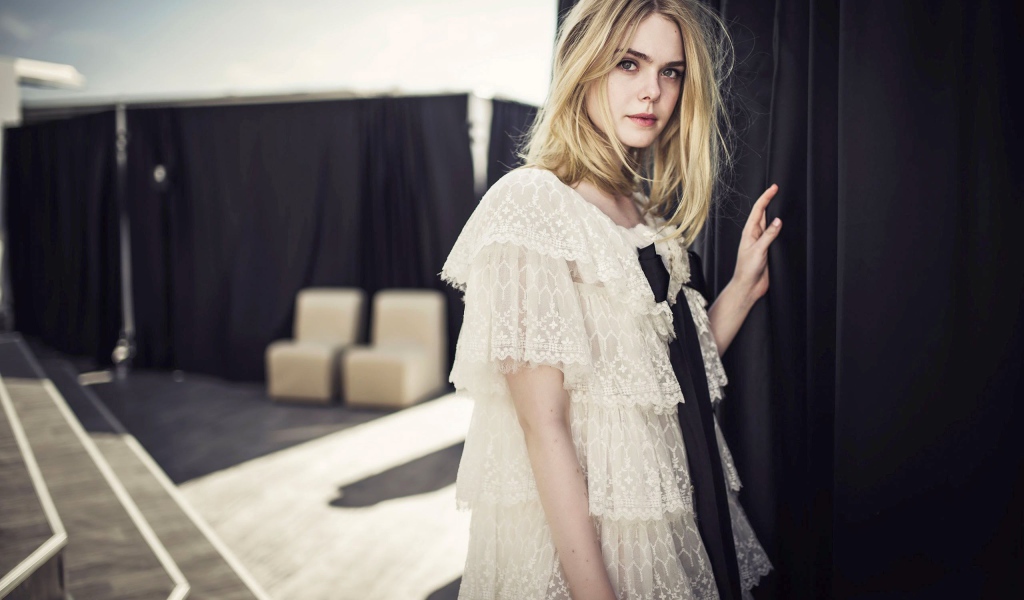 Молодая девушка актриса Эль Фэннинг в белом платье 