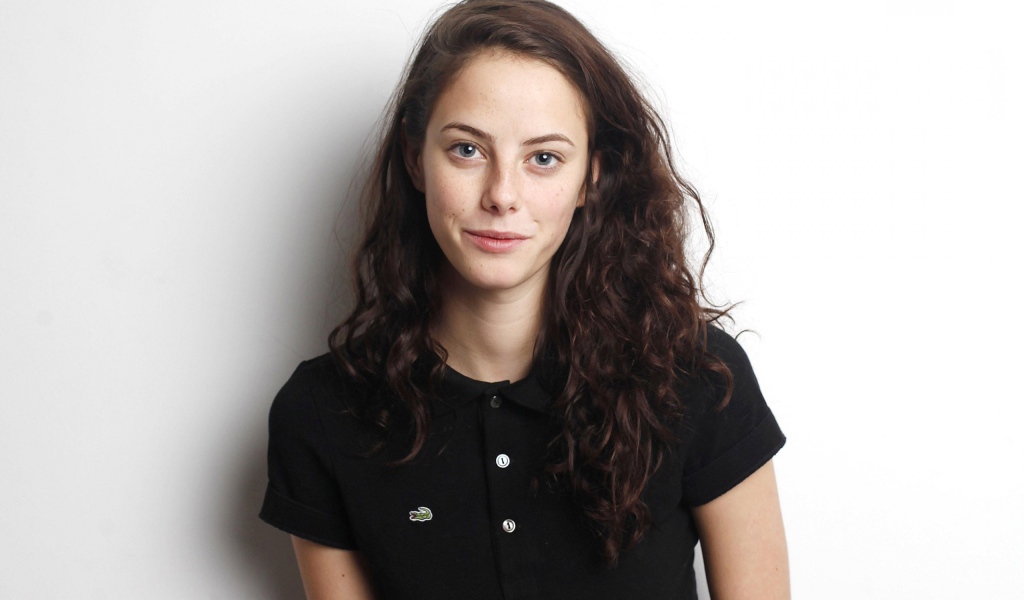 Молодая девушка актриса Кая Скоделарио