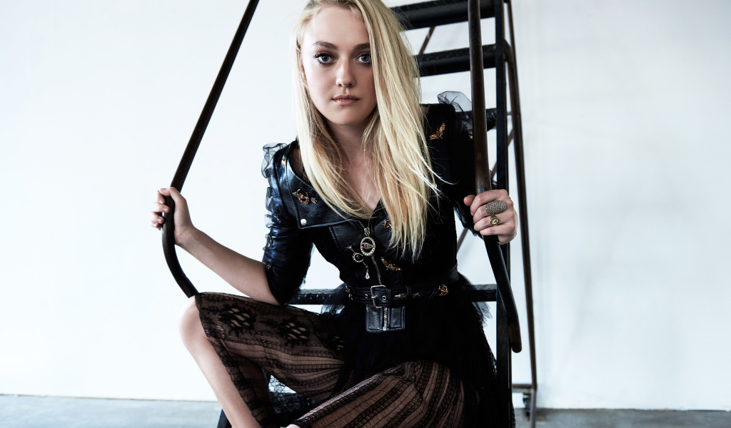 Молодая девушка блондинка актриса Дакота Фэннинг