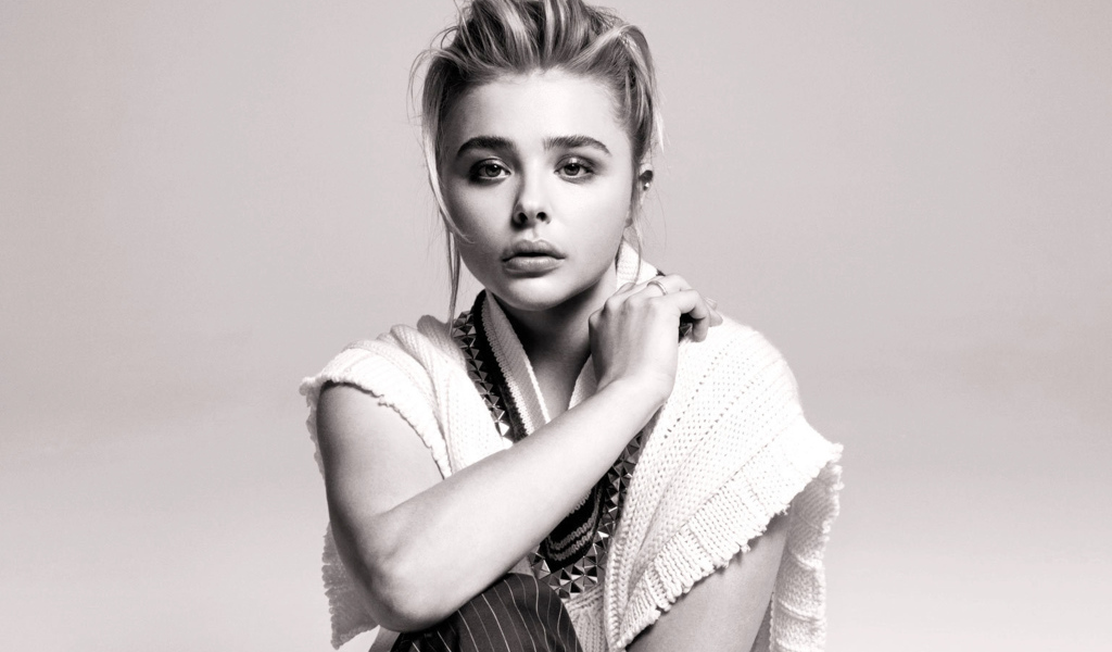 Молодая популярная актриса Хлоя Грейс Морец черно белое фото 