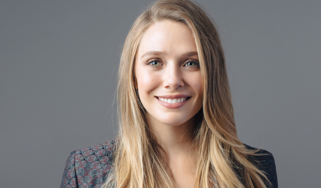 Молодая улыбающаяся актриса Элизабет Олсен