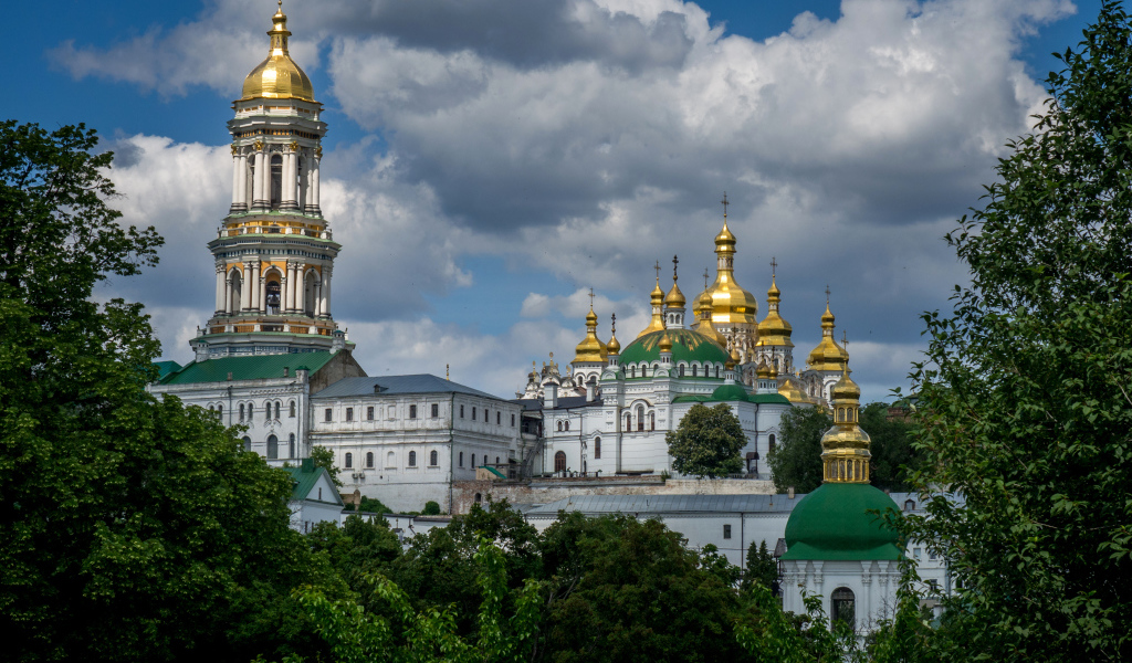 Красивая Киево-Печерская лавра на фоне облаков,  Киев. Украина 