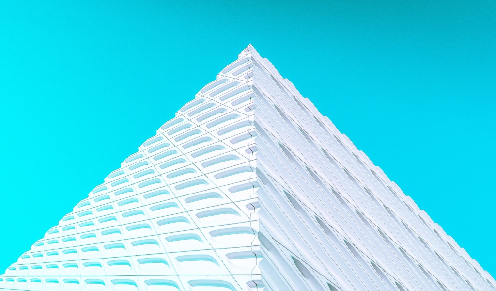 3д пирамида на голубом фоне